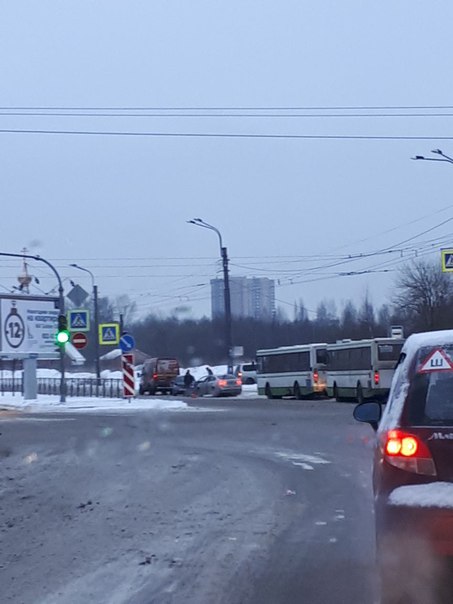 Проехать по перекрёстку М. Захарова и Доблести мешают только автобусам