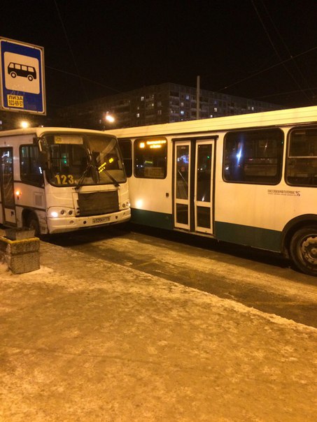 Маршрутка и автобус не поделили остановку у перекрестка Энгельса и Луначарского