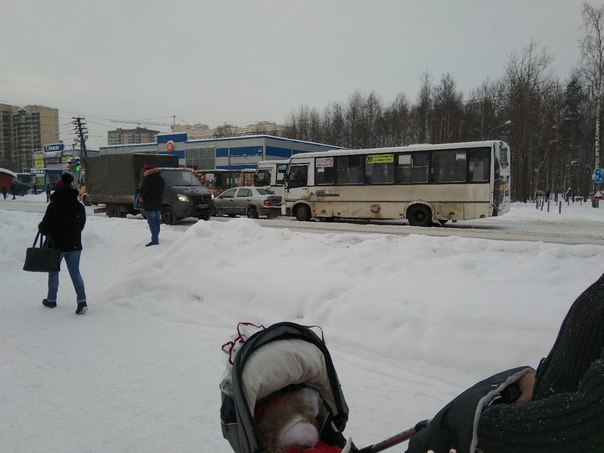 Маршрутка догнала легковушку в Новом Девяткино около Дикси в сторону города... Объехать можно по пра...