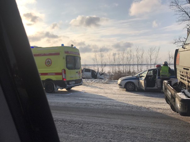 На Московском шоссе у поворота на Славянку Пикап и Фура в кювете