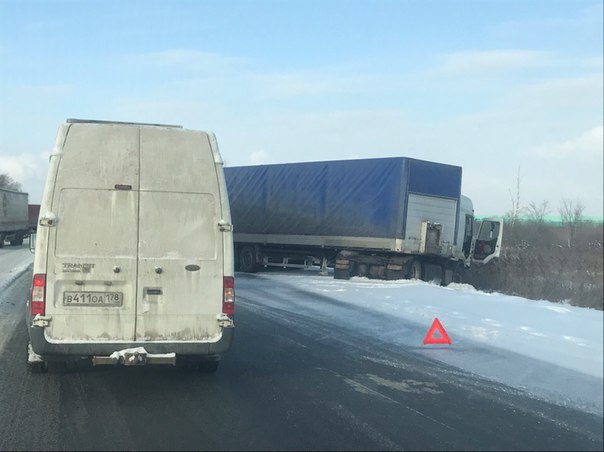 На Московском шоссе у поворота на Славянку Пикап и Фура в кювете