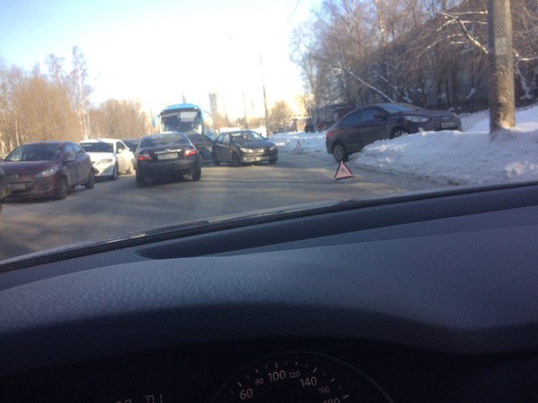 Пробка и ДТП на ул. Гжатской