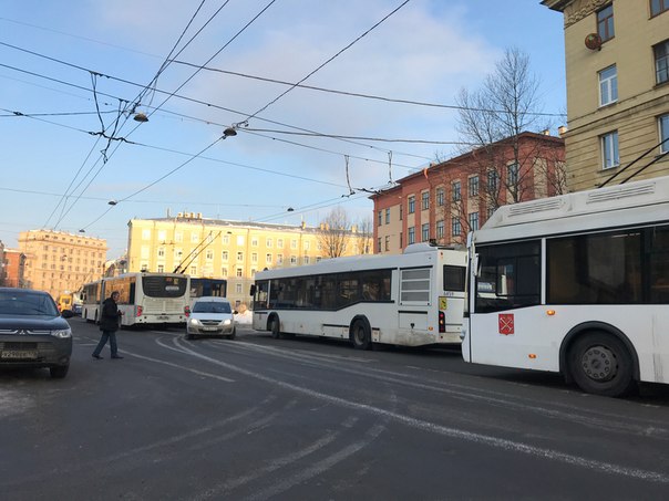 На Тульской автобус уперся в маршрутку, весь транспорт встал