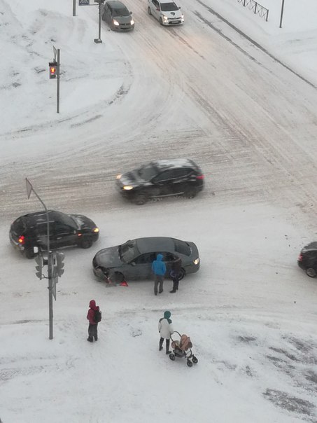 На перекрестке Кузнецова и Казакова Серый и красный стоят, грустят..