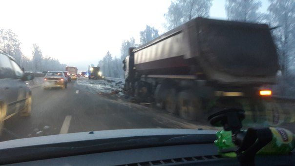 На Московском шоссе при подъезде к Ям-Ижоре притерлись два грузовика, . ДПС и спецэвакуатор на месте...