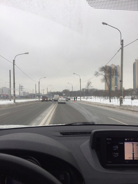 На пересечении Жукова и Петергофского шоссе авария с учатием 5-ти машин, движение нормальное! Лансер...