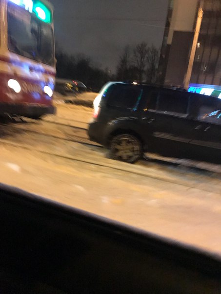 Ириновский 34. Машина застряла на трамвайных путях.