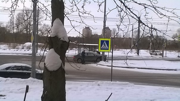 На перекрёстке проспекта Маршала Жукова и ул.Бурцева, один водитель хотел повернуть налево(на Бурцев...
