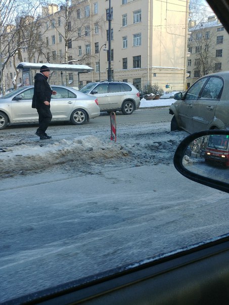 На Каменном острове любитель езды по рельсам устроил лобовое со встречным автомобилем,