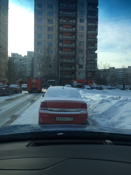 Ленская 3 корп 2. Горит квартира на 3 этаже. Пожарные на месте.