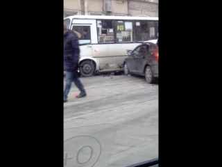 На Садовой улице перед Невским проспектом , ДТП Mazda с Фокусом устроив ДТП , задели еще и маршрутку...