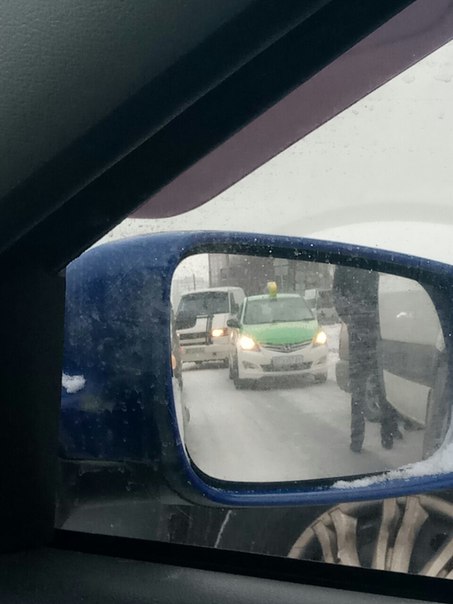 Водитель седана остановил маршрутку на перекрёстке Партизана Германа и Ветеранов...