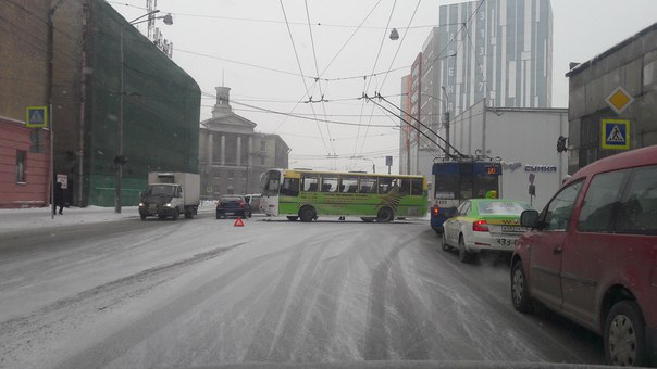 Hyundai и маршрутка устроили ДТП на перекрёстке Качалова и Зеркального переулка