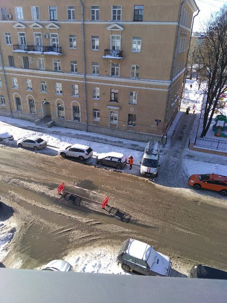 Прорыв трассы на Детской улице дом 30. Едет трактор, будут перекрывать.