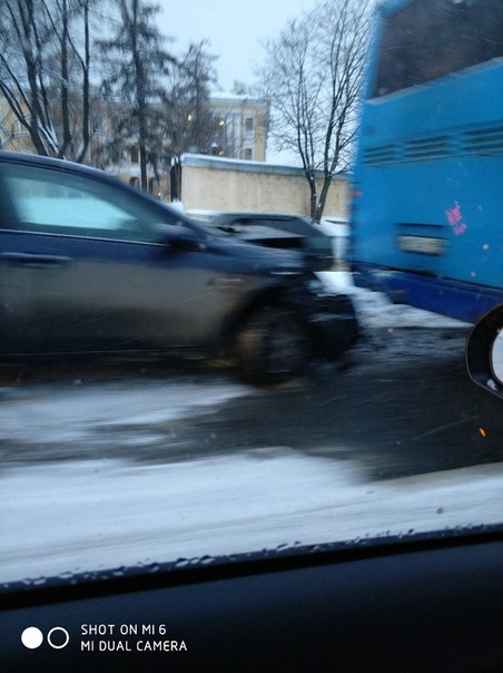 Перекресток Смольной набережной и Водопроводного переулка.