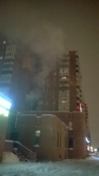 На углу проспекта Маршала Жукова и Ветеранов 109, горела квартира в жилом доме. Пожарные приехали, о...