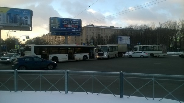 Маршрутка и Автобус сцепились зеркалами на перекрестке Гагарина и Типанова, от Московской всё стоит
