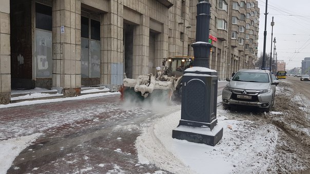 Сегодня на Московском 73 трактор чистил пешеходку и снег выкидывал на проезжую часть. Причем снег ка...