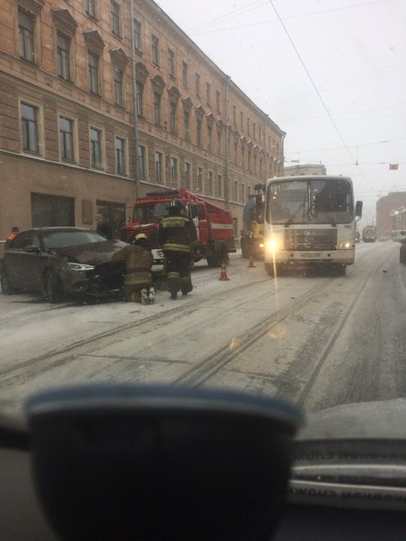 На Кондратьевском, за улицей Ватутина по направлению к Арсенальной, легковушка подбила троллейбус