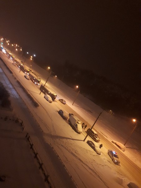 Улица Коммуны стоит между Энтузиастов и Косыгина, в сторону моста. Дтп произошло около 21:50, службы...