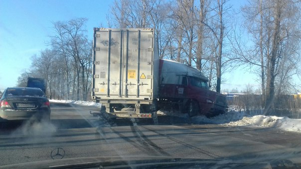 На Московском шоссе в сторону СПб сложилась фура сразу за постом