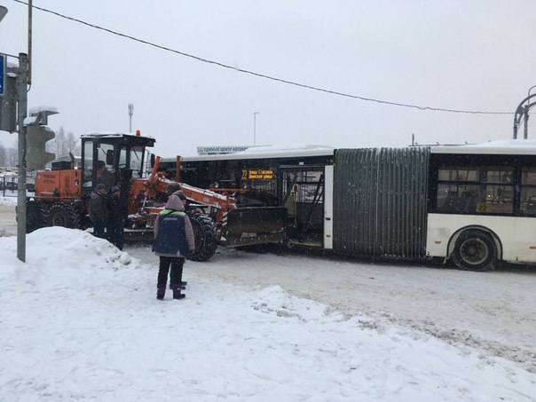 На перекрёстке Стасовой и Энергетиков трактор испортил двери автобусу.