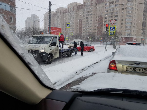 Тетя переоценила свои возможности с вхождением в поворот с Нахимова на Малый проспект