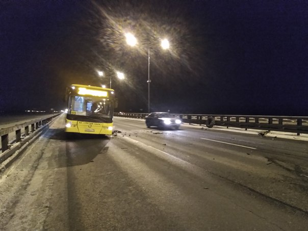 На Дамбе, из Кронштадта в сторону приморского шоссе. Автобус стоял, у него колесо отлетело, и потом ...