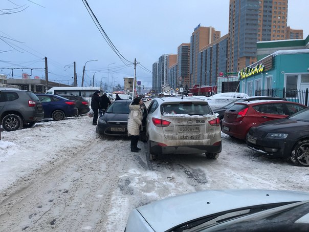 В Мурино на углу Веселой и Кооперативной - не веселое ДТП. Проезда нет. Ждём ГАИ