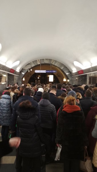 С 8:40 станция метро Площадь Восстания 1 и 2 и переход на станцию Маяковская закрыты из-за бесхозног...