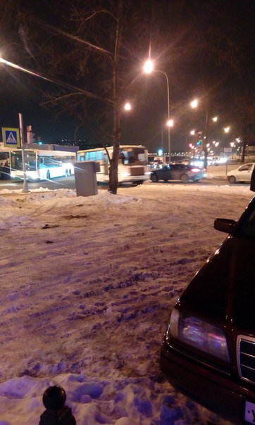 Поворачивая с Октябрьской на Русановскую автобус зацепилился за фуру, пробке быть.