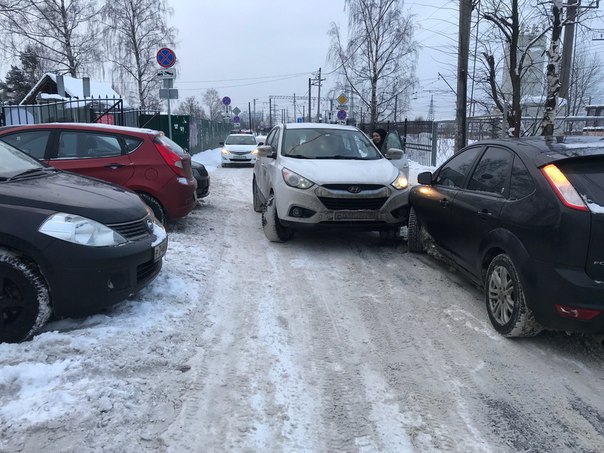 В Мурино на углу Веселой и Кооперативной - не веселое ДТП. Проезда нет. Ждём ГАИ