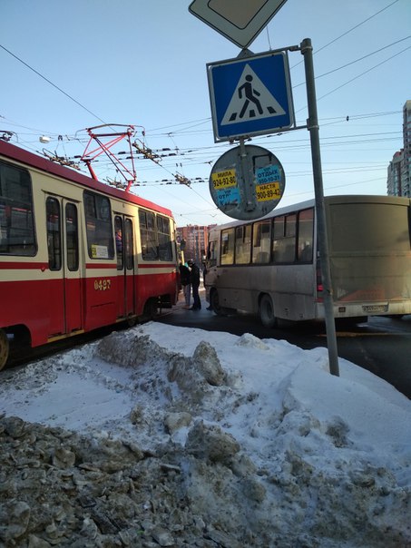 Есенина и проспект Просвещения. Из-за ДТП стоят трамваи.