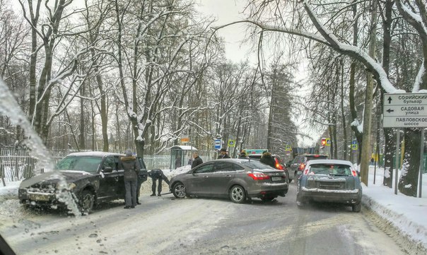 Только что, г. Пушкин, ул. Парковая, прямо перед перекрёстком с Садовой ул.. 3 машины. Перекрыли обе...