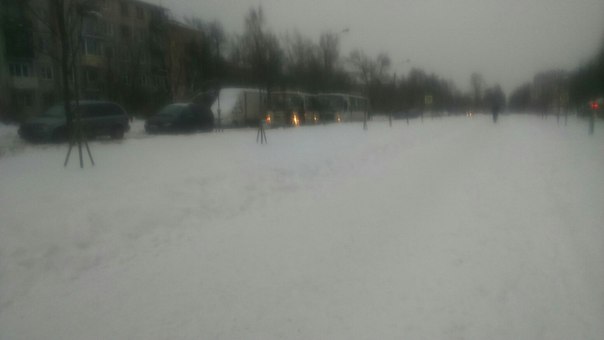 Между Металлистов и Блюхера по Замшиной улице две маршрутки заблокировали проезд