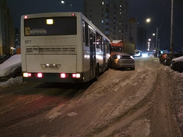 В Шушарах, на Вишерской улице автобус с Фокусом перекрыли дорогу