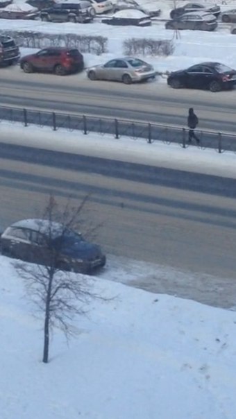 Олимпийское спокойствие ходунка по неолимпийской "трассе" на Ленинском проспекте в левом ряду. "Спор...