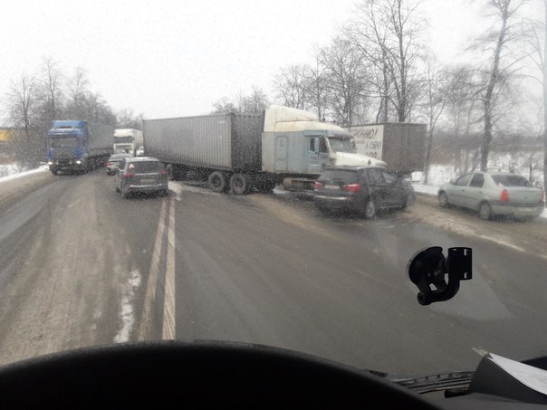 Перед въездом в город, Московское шоссе ждёт коллапс, полностью перекрыто движение в город! Объезд п...