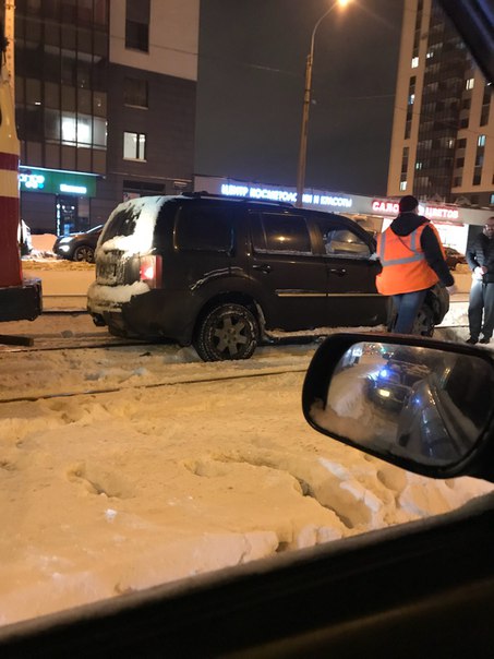 Ириновский 34. Машина застряла на трамвайных путях.