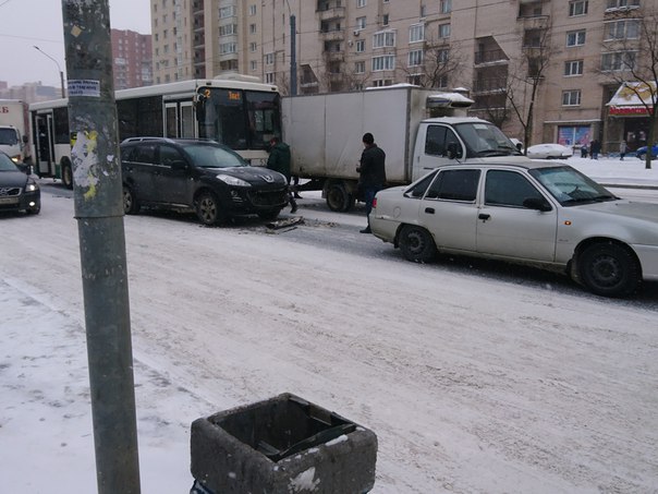 На Ленинском проспекте перед Доблести авария. Автобус, грузовик и 2 автомобиля.