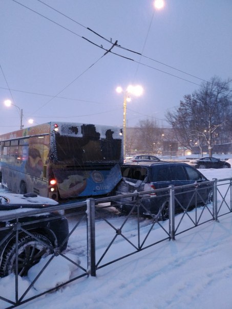 Автобус развернуло у въезда на площадь у Балтийского вокзала, троллейбусам не проехать, стоят на мос...