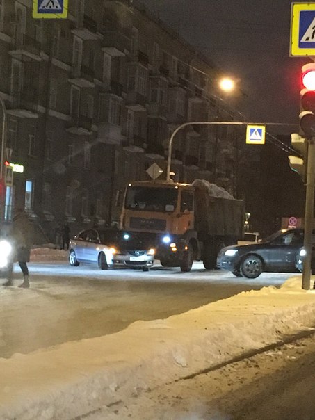 Снеговоз забодал автоледи на Мазде на перекрестке Благодатной и Варшавской улиц.