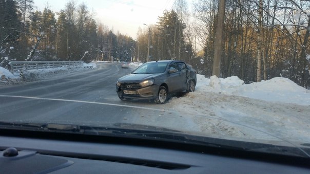 Санкт-Петербург, Курортный район п. Песочный. Занесло в сугроб.