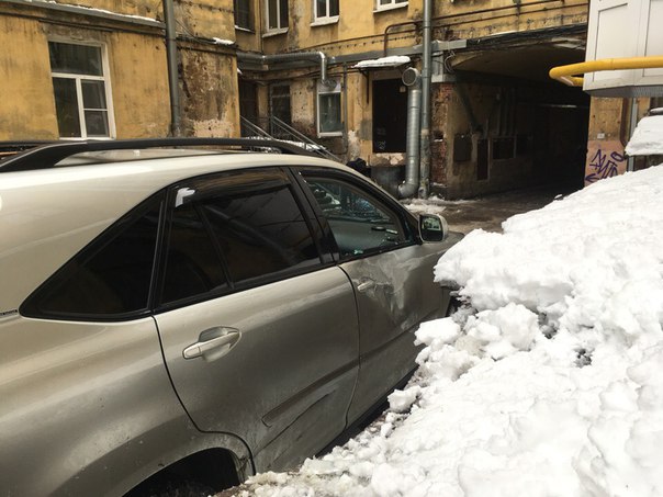 Сегодня на Загородном 17 с крыши упала глыба льда. УК отнекиваются от своей ответственности, будем р...