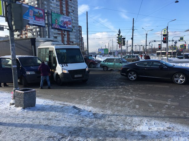 Авария на Индустриальном проспекте перед пересечением с пр. Косыгина.
