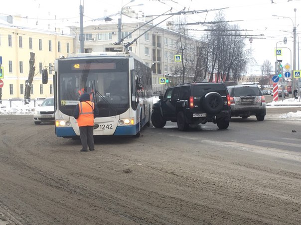 Водитель Хаммера не понял маневра троллейбуса, который ехал прямо по Днепропетровской на Камчатскую