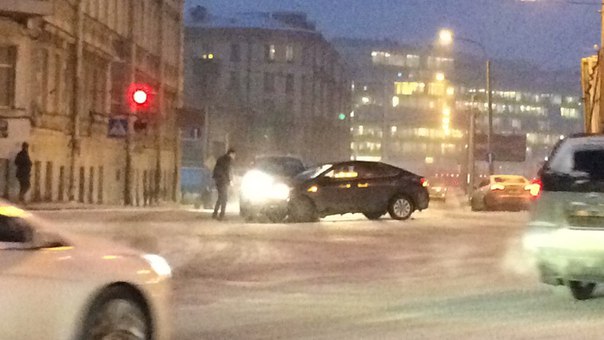 На Большой Зелениной улице ДТП прямо перед мостом на перекрестке.