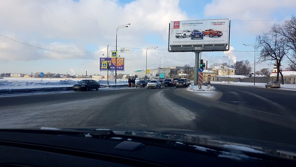 Трое на Свердловской наб. на повороте на Пискаревский проспект. Образуется пробка.