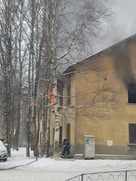 Загорелся старый дом номер 12 Шоссе революции . Пожарные приехали, тушат.