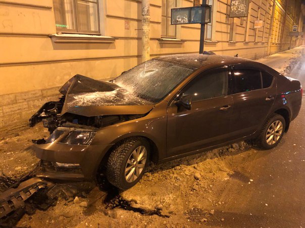 Пьяный летел по Бронницкой улице, вылетел на Загородный и в столб, была погоня, водитель пытался скр...